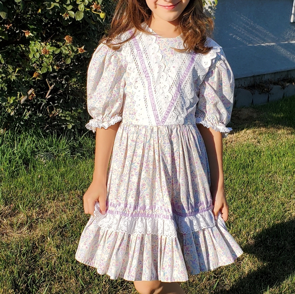 Vintage Cotagecore girl dress